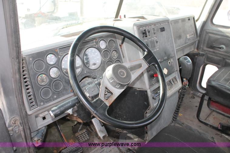 image for item H8383 1997 Mack CH613 semi truck