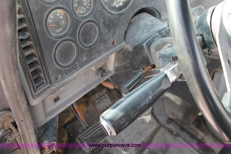 image for item H8383 1997 Mack CH613 semi truck