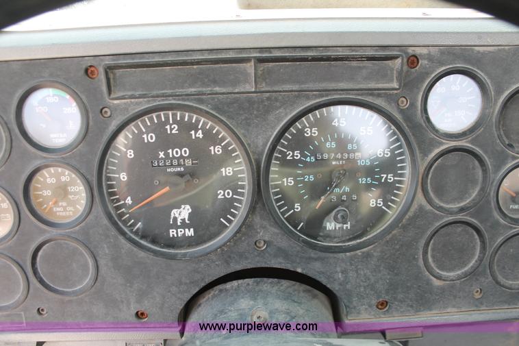 image for item H8383 1997 Mack CH613 semi truck