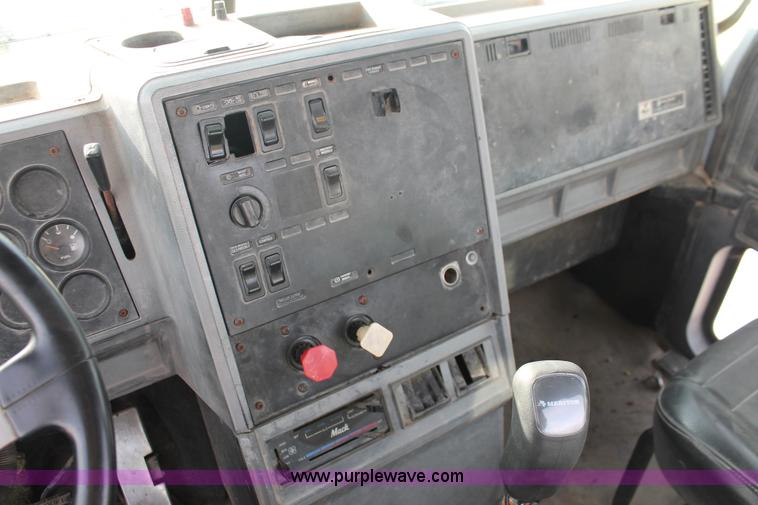 image for item H8383 1997 Mack CH613 semi truck