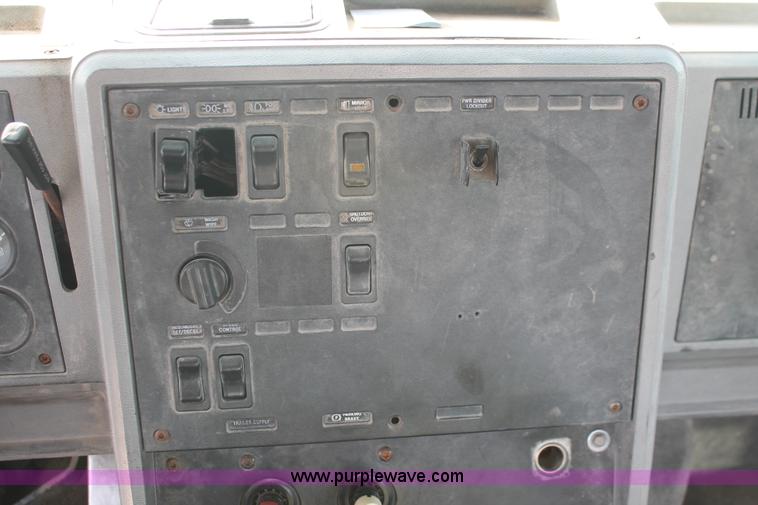 image for item H8383 1997 Mack CH613 semi truck