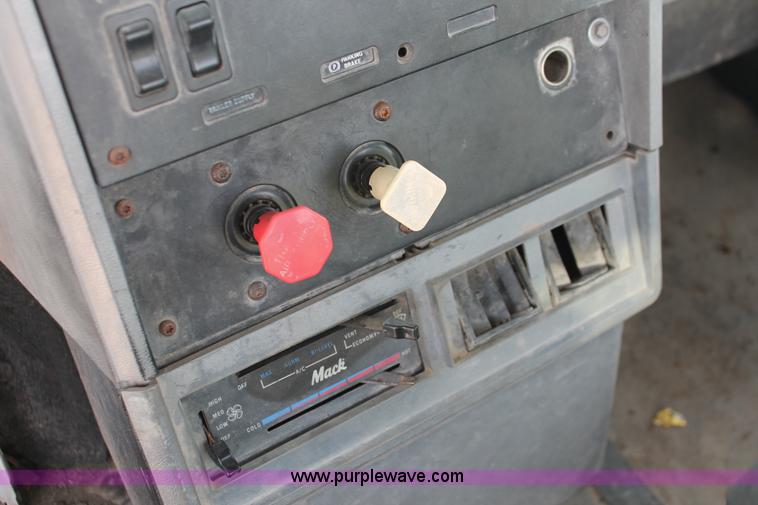 image for item H8383 1997 Mack CH613 semi truck