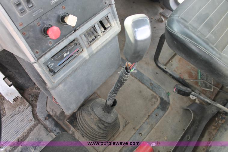 image for item H8383 1997 Mack CH613 semi truck