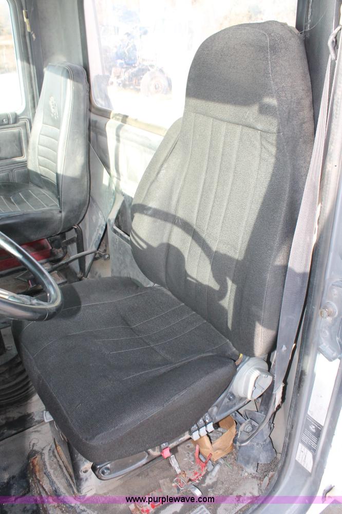 image for item H8383 1997 Mack CH613 semi truck