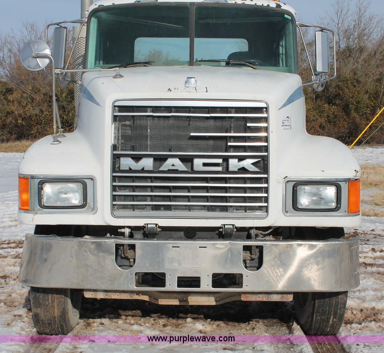 image for item H8383 1997 Mack CH613 semi truck