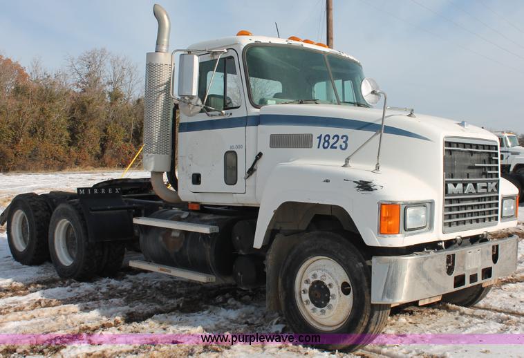 image for item H8383 1997 Mack CH613 semi truck