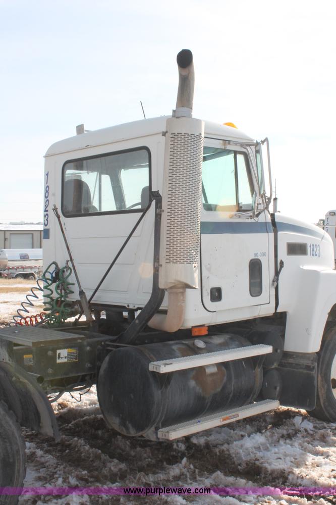 image for item H8383 1997 Mack CH613 semi truck