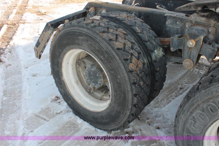 image for item H8383 1997 Mack CH613 semi truck