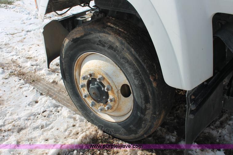 image for item H8383 1997 Mack CH613 semi truck