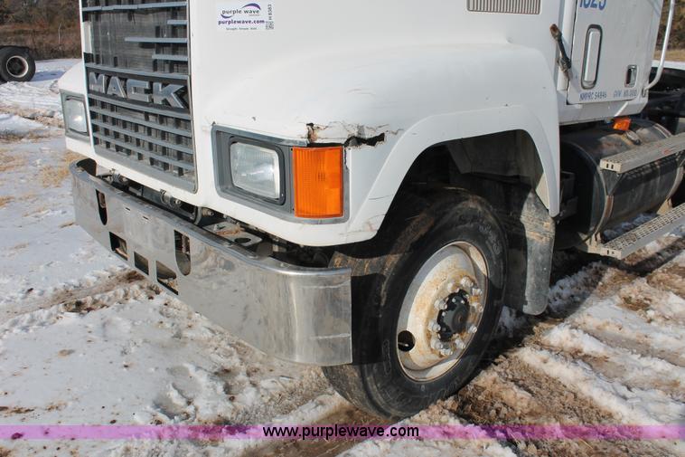 image for item H8383 1997 Mack CH613 semi truck