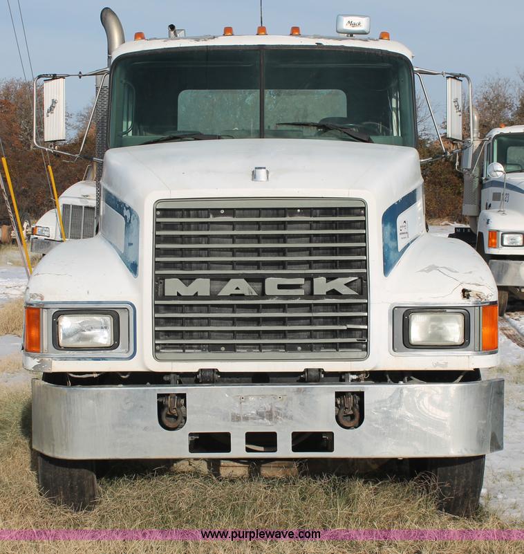 image for item H8384 1992 Mack CH613 semi truck