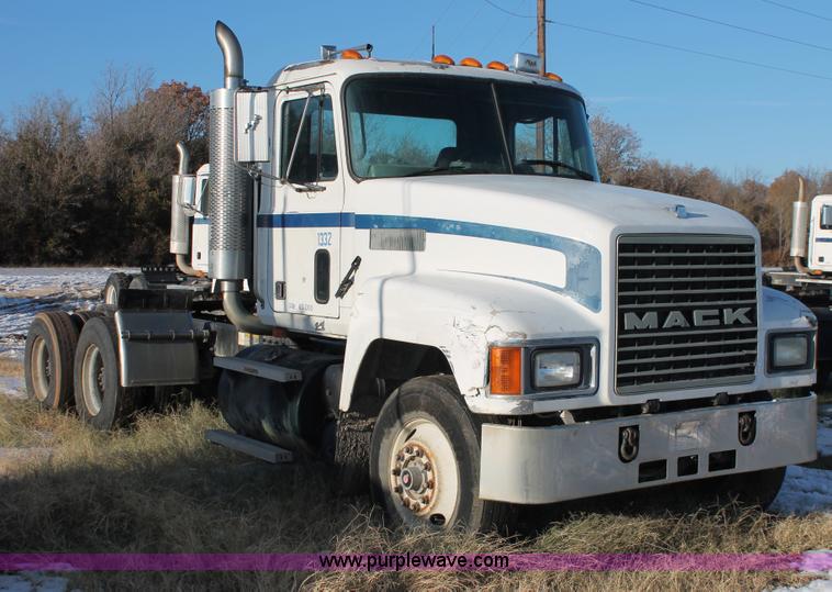 image for item H8384 1992 Mack CH613 semi truck
