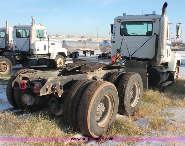 image for item H8384 1992 Mack CH613 semi truck