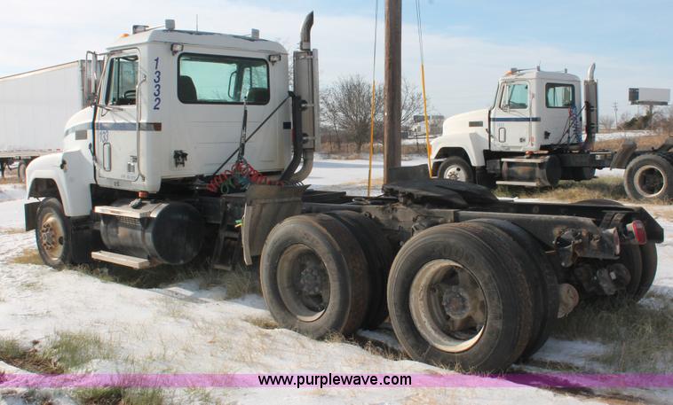 image for item H8384 1992 Mack CH613 semi truck