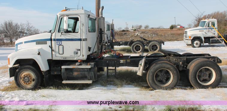 image for item H8384 1992 Mack CH613 semi truck