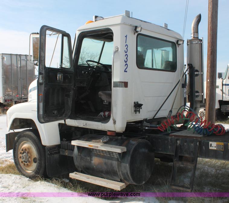 image for item H8384 1992 Mack CH613 semi truck