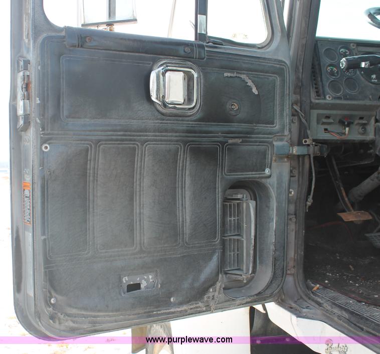 image for item H8384 1992 Mack CH613 semi truck