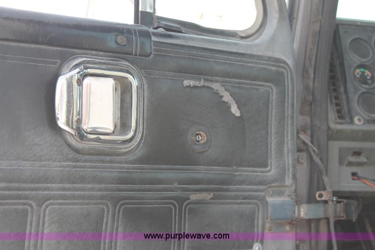 image for item H8384 1992 Mack CH613 semi truck