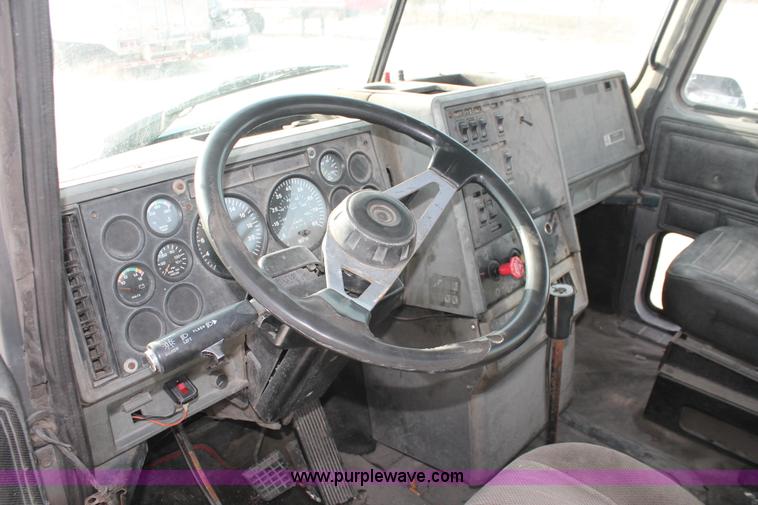 image for item H8384 1992 Mack CH613 semi truck