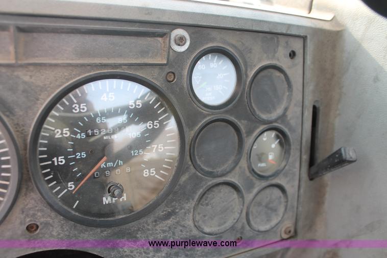 image for item H8384 1992 Mack CH613 semi truck