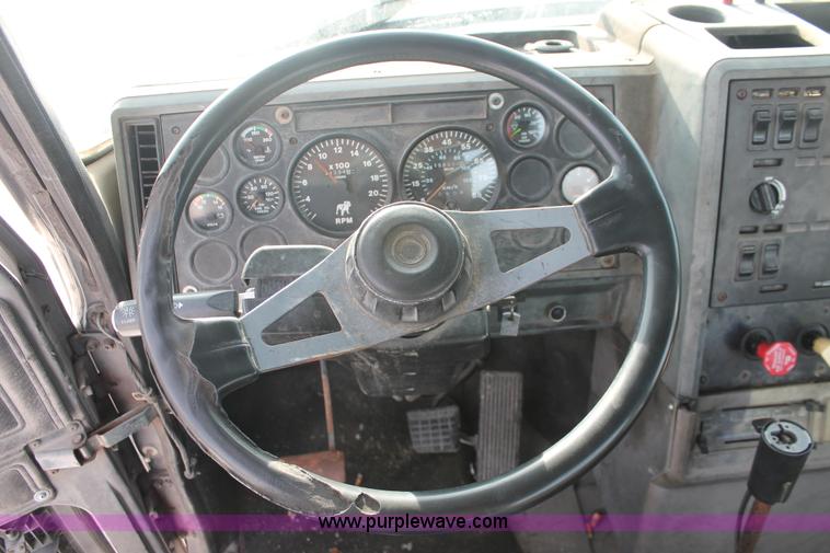 image for item H8384 1992 Mack CH613 semi truck