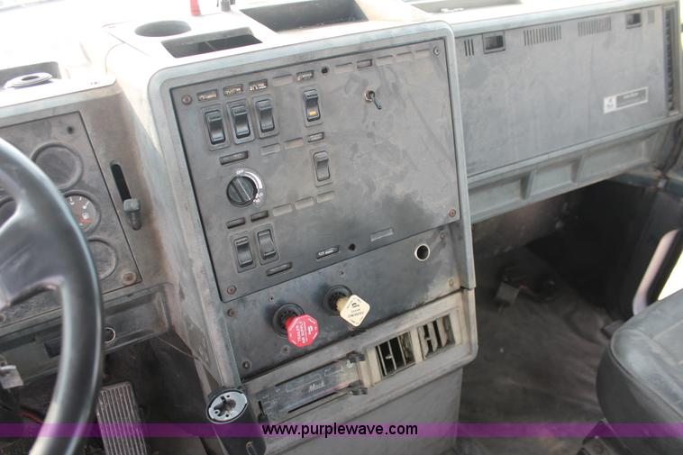 image for item H8384 1992 Mack CH613 semi truck