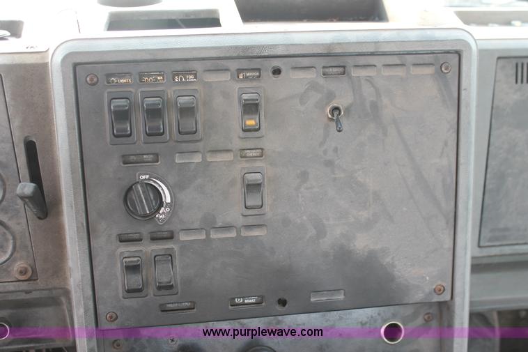 image for item H8384 1992 Mack CH613 semi truck