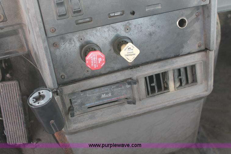 image for item H8384 1992 Mack CH613 semi truck