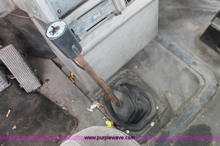 image for item H8384 1992 Mack CH613 semi truck