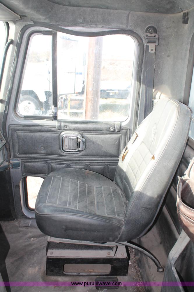 image for item H8384 1992 Mack CH613 semi truck