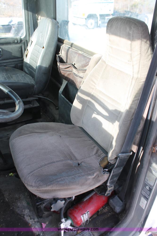 image for item H8384 1992 Mack CH613 semi truck