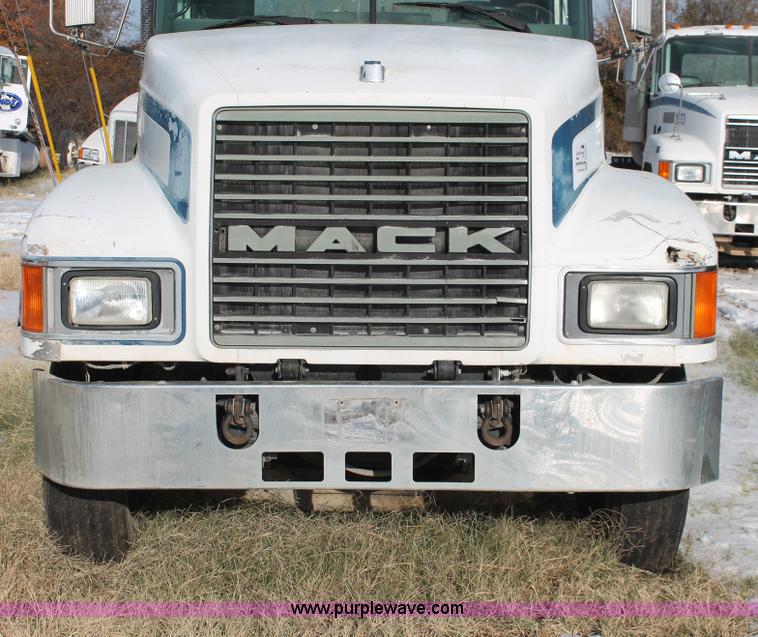 image for item H8384 1992 Mack CH613 semi truck