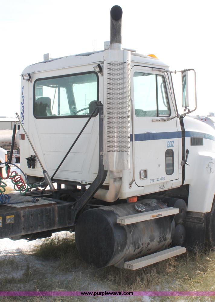 image for item H8384 1992 Mack CH613 semi truck