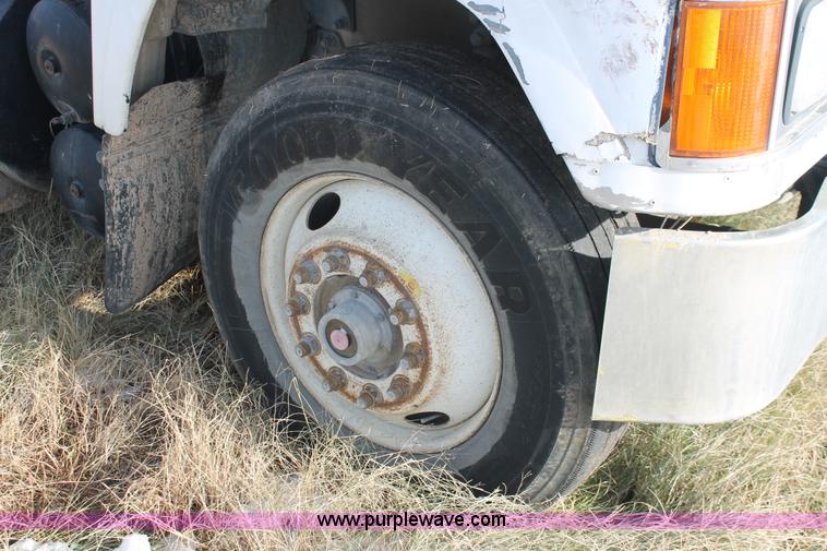 image for item H8384 1992 Mack CH613 semi truck