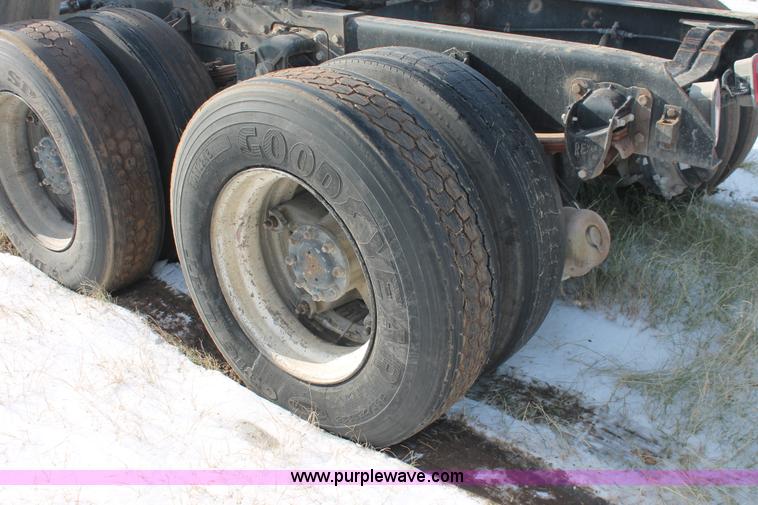 image for item H8384 1992 Mack CH613 semi truck