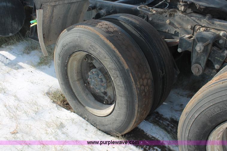 image for item H8384 1992 Mack CH613 semi truck