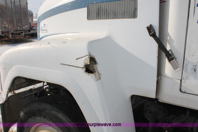 image for item H8384 1992 Mack CH613 semi truck