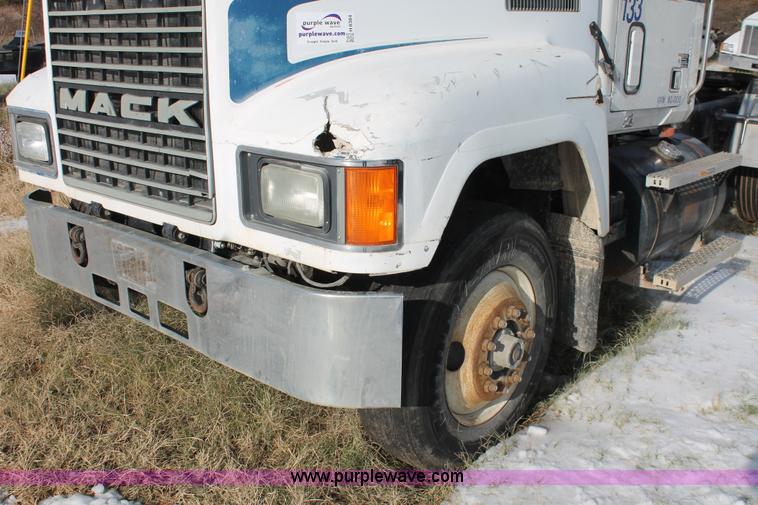 image for item H8384 1992 Mack CH613 semi truck