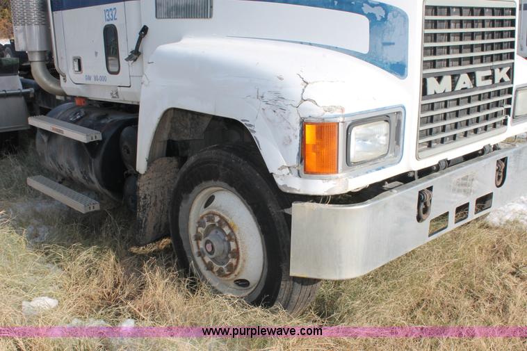 image for item H8384 1992 Mack CH613 semi truck