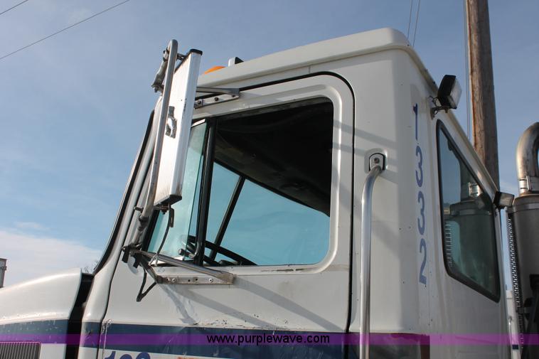 image for item H8384 1992 Mack CH613 semi truck