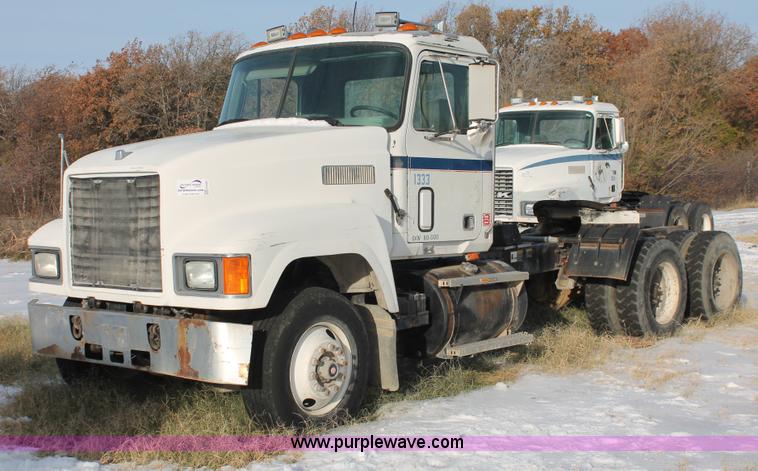 image for item H8385 1992 Mack CH613 semi truck