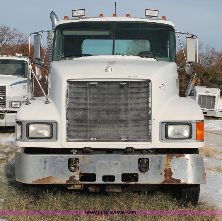 image for item H8385 1992 Mack CH613 semi truck