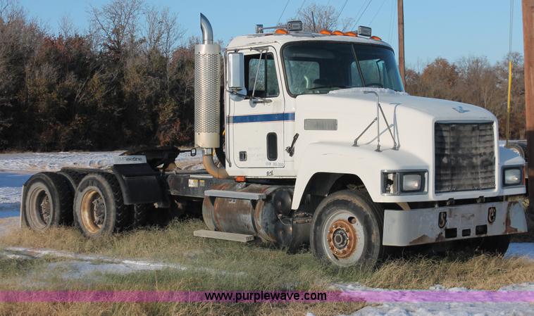 image for item H8385 1992 Mack CH613 semi truck