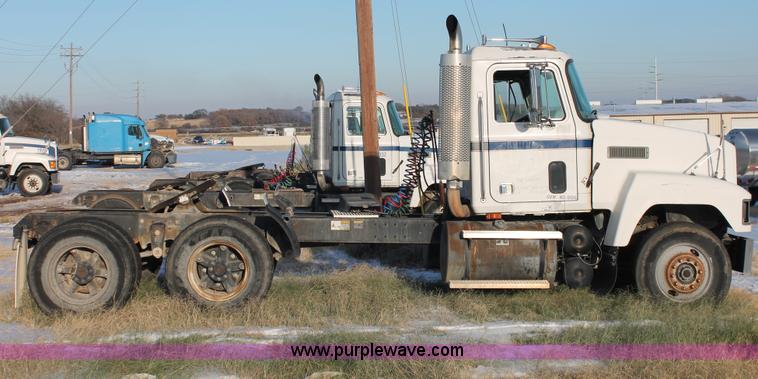 image for item H8385 1992 Mack CH613 semi truck