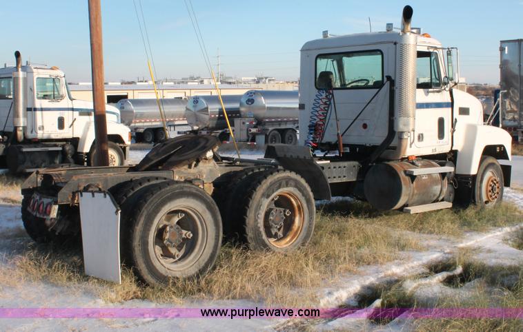 image for item H8385 1992 Mack CH613 semi truck