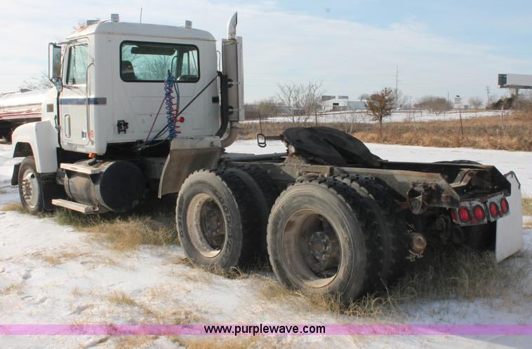 image for item H8385 1992 Mack CH613 semi truck