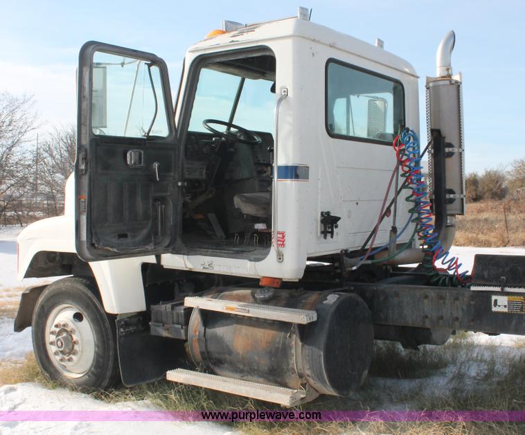 image for item H8385 1992 Mack CH613 semi truck