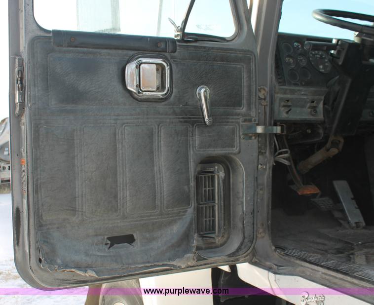 image for item H8385 1992 Mack CH613 semi truck