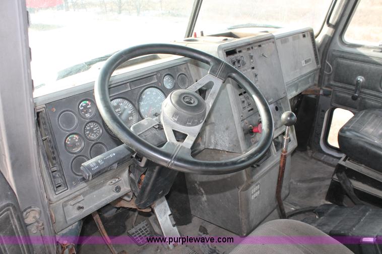 image for item H8385 1992 Mack CH613 semi truck