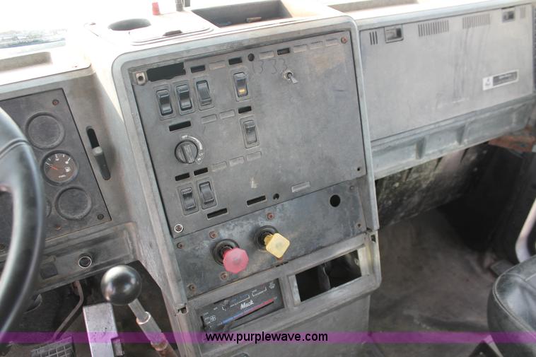 image for item H8385 1992 Mack CH613 semi truck